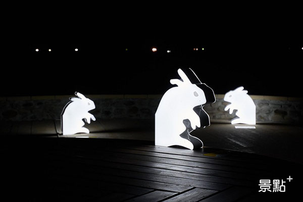 在中角灣沙灘上的裝置藝術－藝術家齊簡作品「影從光來─兔子」。（圖／朱銘美術館）