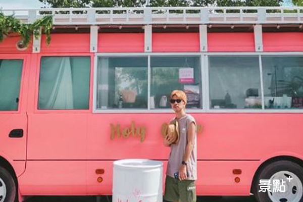 Holy Crêpe野營風粉紅餐車。（圖／nickback09）