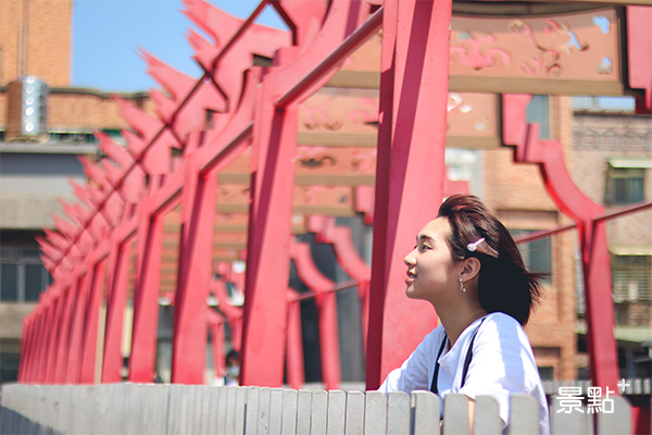 文昌陸橋10幾座紅色拱門整齊排列，可以輕鬆拍出特別的建築幾何風格美照。