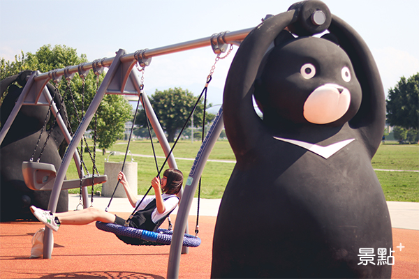 台灣黑熊造型盪鞦韆應該是全台為一吧！是公園內充滿童趣的遊具之一。