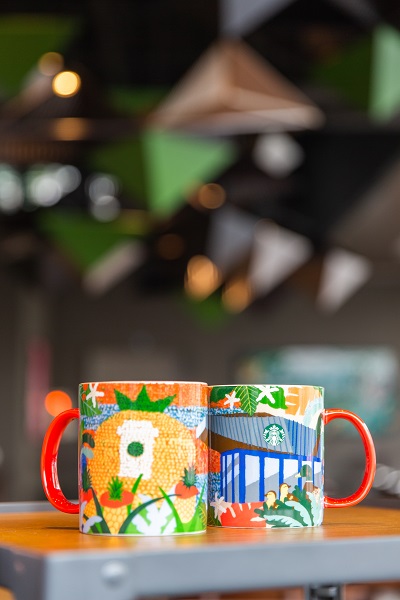 馬克杯與隨行卡描繪在地知名農特產鳳梨與色彩豐富的熱帶植物，體現星巴克咖啡農產業與屏東農產的富饒。