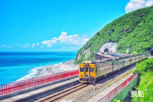 多良車站火車駛來和山海的合照美景。（圖／lilly_love_photo）