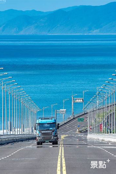 利用長焦鏡頭拍攝金崙大橋和蔚藍大海。（圖／bb211019）