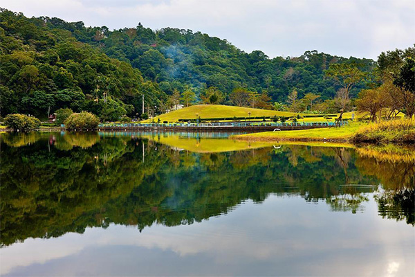 礁溪熱氣球嘉年華舉辦場地龍潭湖美景和湖面倒影。（圖／宜蘭縣政府）