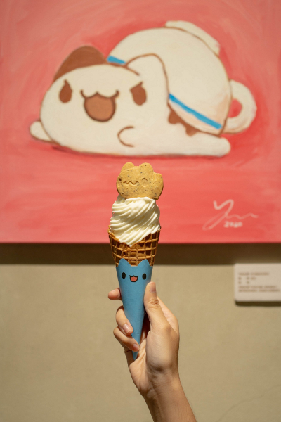 「貓貓蟲咖波Ｘ奶泡貓咖啡」期間限定店，咖波好朋友冰淇淋，100元。