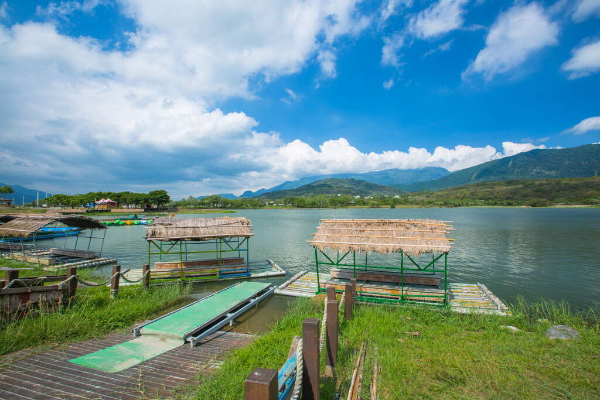 每到竹筏季，旅人們便可乘坐竹筏悠遊大坡池。