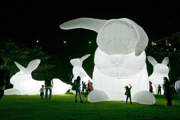 2019白晝之夜的七公尺高白色兔子，讓人印象深刻，引發社群分享潮。（圖／台北白晝之夜）