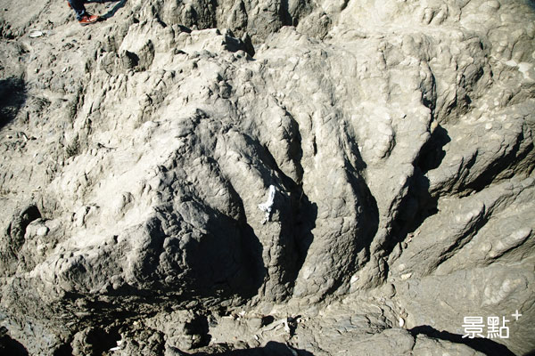 泥火山噴出的形狀多變，除了佈滿大大小小溝蝕，還有谷溝裡常見的潛水洞穴和小型天然橋。