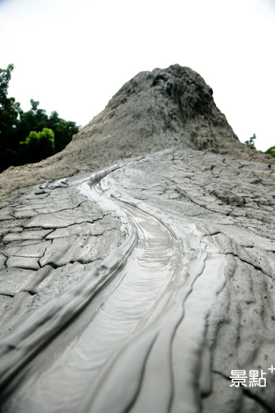 泥漿如沸水流動四溢，帶狀泥流最長可達數十公尺。