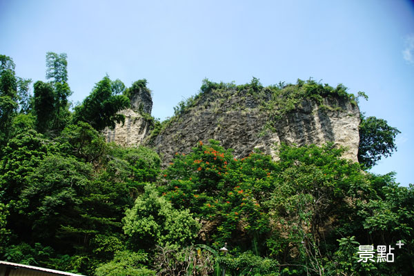 雞冠山，當地人稱為麒麟山，由於地殼隆起，山上可發現貝殼化石遺跡。