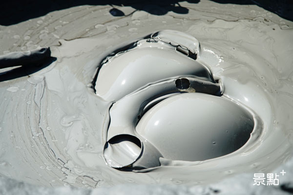滾水坪噴口直徑約半公尺，飽含由地底流出的灰色液狀泥漿。