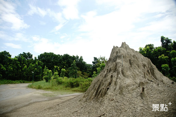 烏山頂泥火山有全台最高的錐狀泥火山。