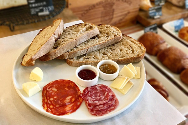 原味型的歐式麵包搭配了臘腸、果醬、奶油、起士，一場麵包與食材的饗宴。