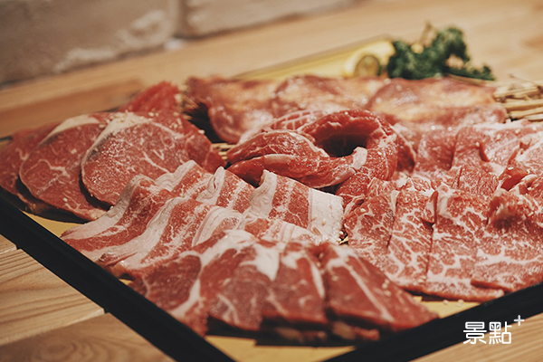 鍋物燒肉放題，食客們能一次品嘗到超過60種食材。