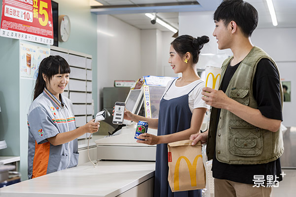 台灣麥當勞首度與7-ELEVEN合作，只要在「LINE酷券」平台線上預購韓風炸鷄腿大薯餐，送啤酒。（圖／麥當勞）