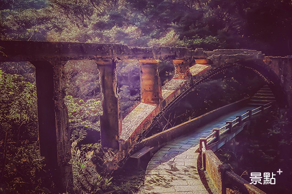 山尖古道水圳橋是橫跨金瓜石地區山尖路步道與外九份溪的水圳橋 (圖／jerry1217922)