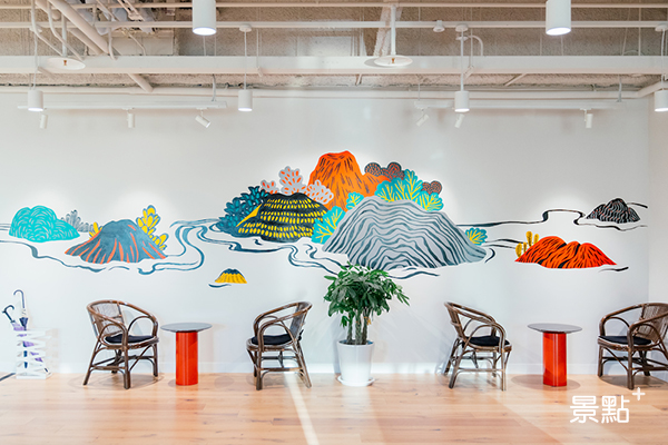 WeWork設計團隊靈活運用天然橡木、白色水泥磚為主調，在設計細節中融入島嶼圖騰壁畫。