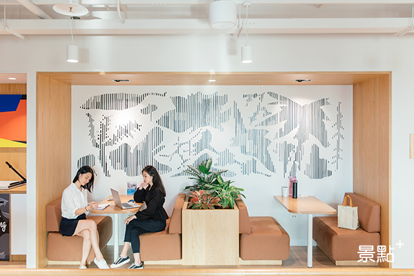 WeWork壁畫揭經由設計團隊及取在地元素繪製而成，圖為以台灣飛魚為主題，由黑白極簡線條構成的大型壁畫。