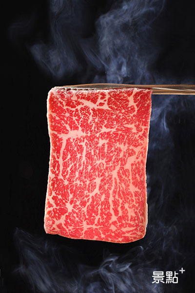 鉄火燒肉微風台北車站挑戰全世界最便宜的日本A5和牛，每片38元起。