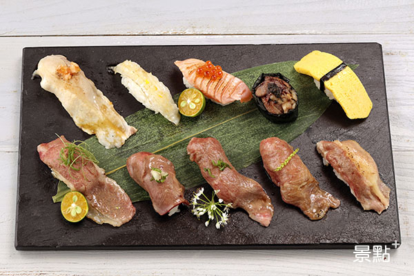 和牛海鮮握壽司拼盤含十貫握壽司498元，另附漬物、湯品、生菜。