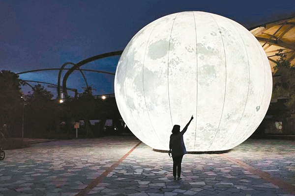 巨大的人造月亮為廣場增添浪漫氛圍
