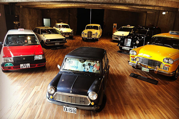 計程車博物館內收藏了多台不同年代、國家的古董計程車。(圖／計程車博物館)