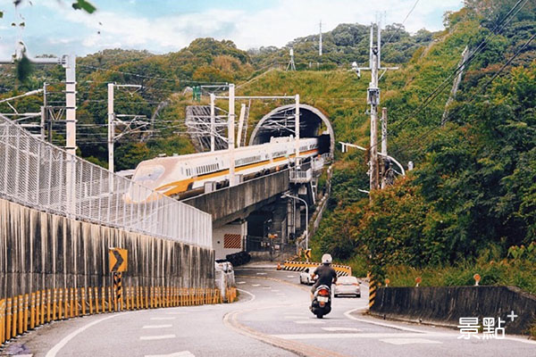 高鐵與車道交錯。(圖／yuxin_ling)