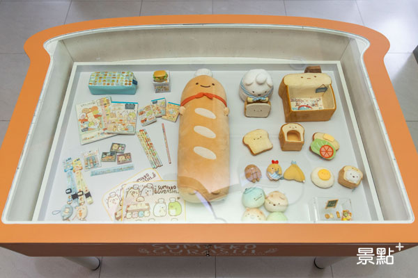 角落小夥伴主題店，休憩用餐區特別訂製麵包造型展示桌，桌子內更展示日本授權的各項烘焙主題的經典珍藏品。
