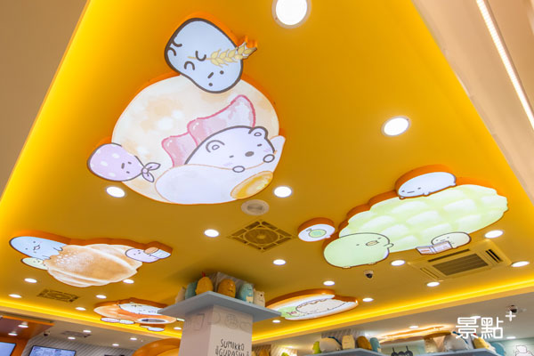 店內天花板設計則使用『角落小夥伴-烘培教室主題』之經典角色跟麵包的造型燈片。