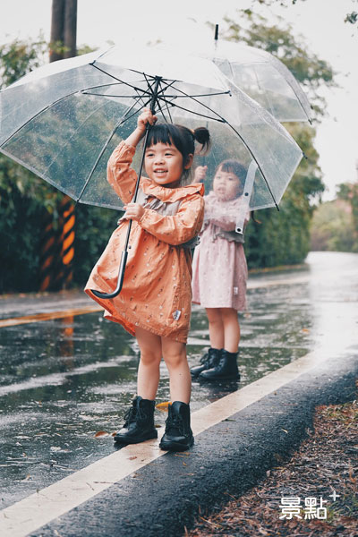 小朋友自己撐著傘雨中散步，體驗下雨天出遊樂趣！