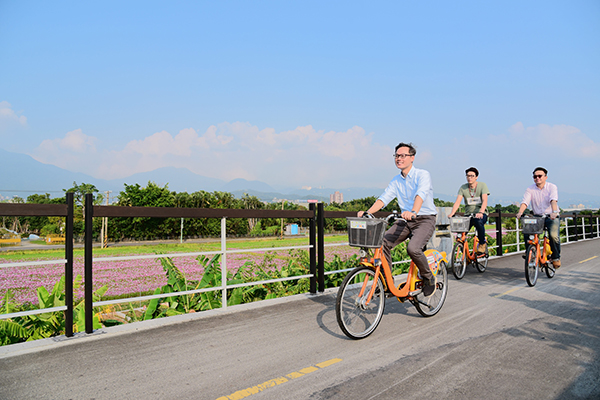 遊客可租借YouBike沿著基隆河岸自行車道騎到八仙抽水站