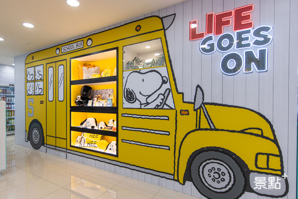 店典重現粉絲最愛的大型黃色校車的商品展示區。