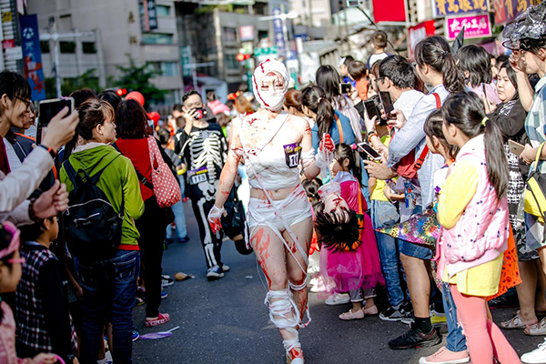 「2020府中搞什麼鬼」封街萬聖節變裝派對。 (圖／新北市政府)