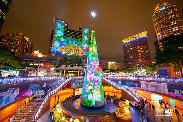 2020年新北歡樂耶誕城歡慶10周年，攜手迪士尼打造全台唯一光雕投影秀。圖為2018年新北歡樂耶誕城光雕聖誕樹。 (圖／新北市政府))