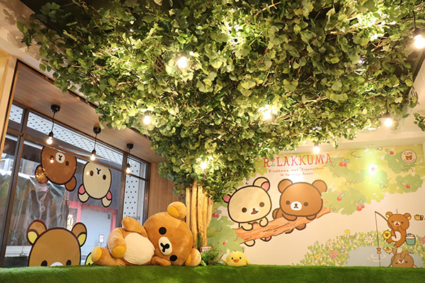 拉拉熊咖啡廳新店裝，165公分的巨型拉拉熊在大樹下慵懶乘涼放空。（圖 / Rilakkuma Cafe拉拉熊咖啡廳）