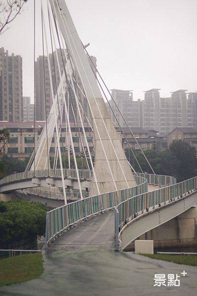 青塘園堪稱是桃園版的秋紅谷，美美的純白色橋和步道相當具有代表性。