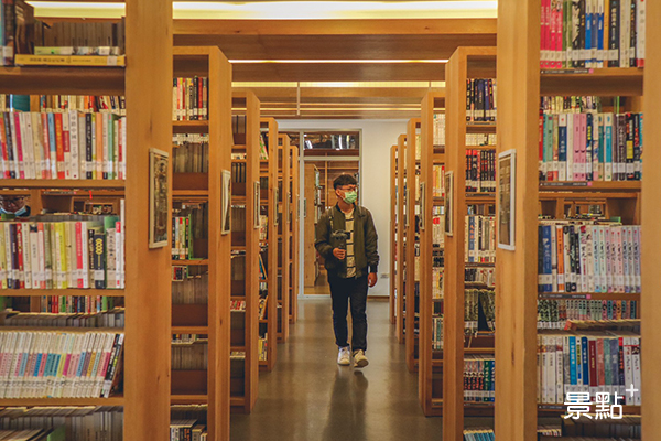 龍岡圖書館內部也非常漂亮，在裡面看書絕對是一大享受。