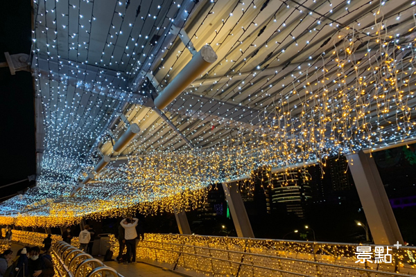 這座燈海天橋位於板橋車站2樓通往麗寶百貨方向「繁星光廊」。