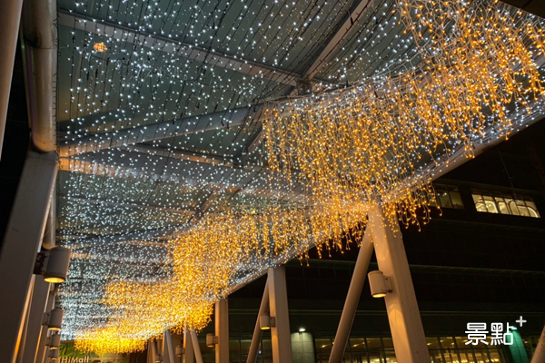 板橋車站環球購物中心2樓通往麗寶百貨的第二段天橋也有美麗的燈海。