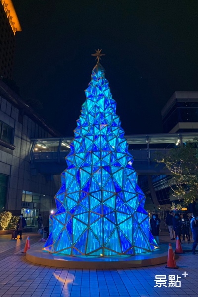 站前廣場的冰藍色造型聖誕樹「光河。作用」。