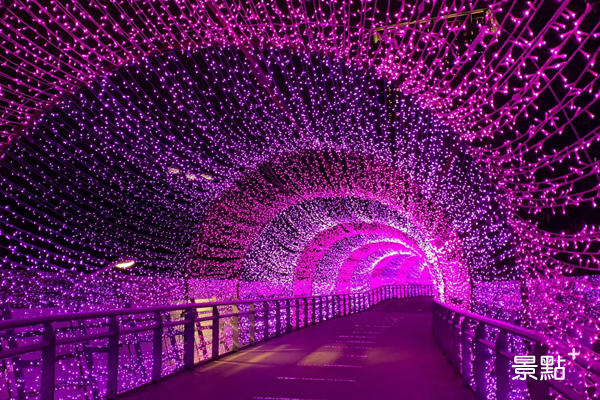 誠品生活商場連通新北市政府的天橋這次是桃紅色與紫色的變色燈海。
