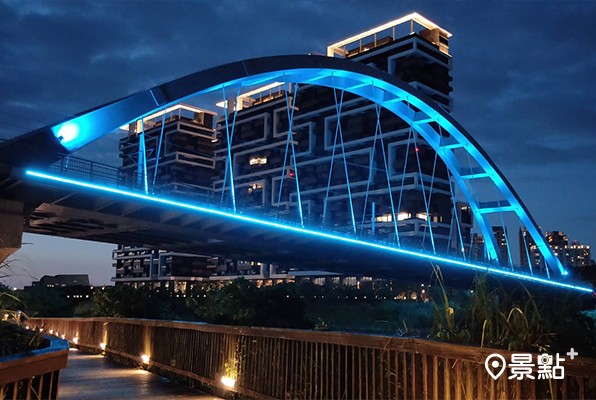藍海橋有夜間光雕秀，成為新的打卡地標景點。