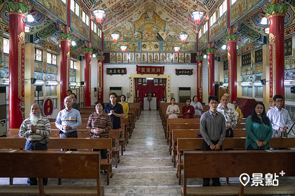 電風做禮拜的教堂充滿台灣風情，尤其是傳統廟宇風格繪成的「最後的晚餐」，令人印象深刻。