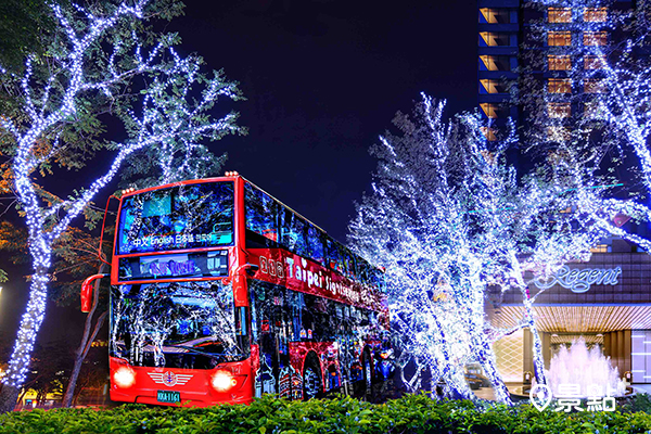 「聖誕美景獵遊之旅」專案將帶領房客乘坐敞篷觀光巴士遊車河、飽覽聖誕街 (圖／晶華酒店，以下同)