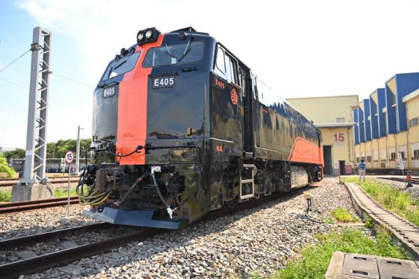 鳴日號觀光列車(圖 / 台鐵，以下同)