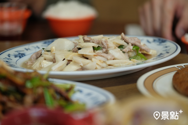 觀音山土雞城有道地的土雞料理，還有在地綠竹筍美味上桌！