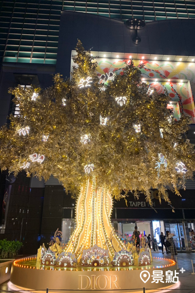 台北101松智路側的Dior聖誕樹。