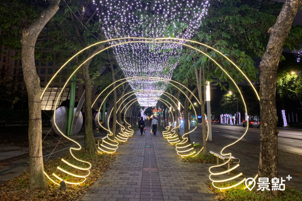 松智與松壽路口的燈光隧道。