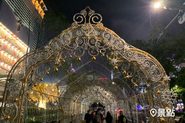 台北101的歐風雕飾金色燈光隧道。(拍攝時尚未亮燈)