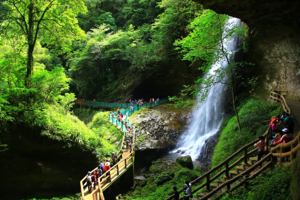 夢幻的松瀧岩瀑布。